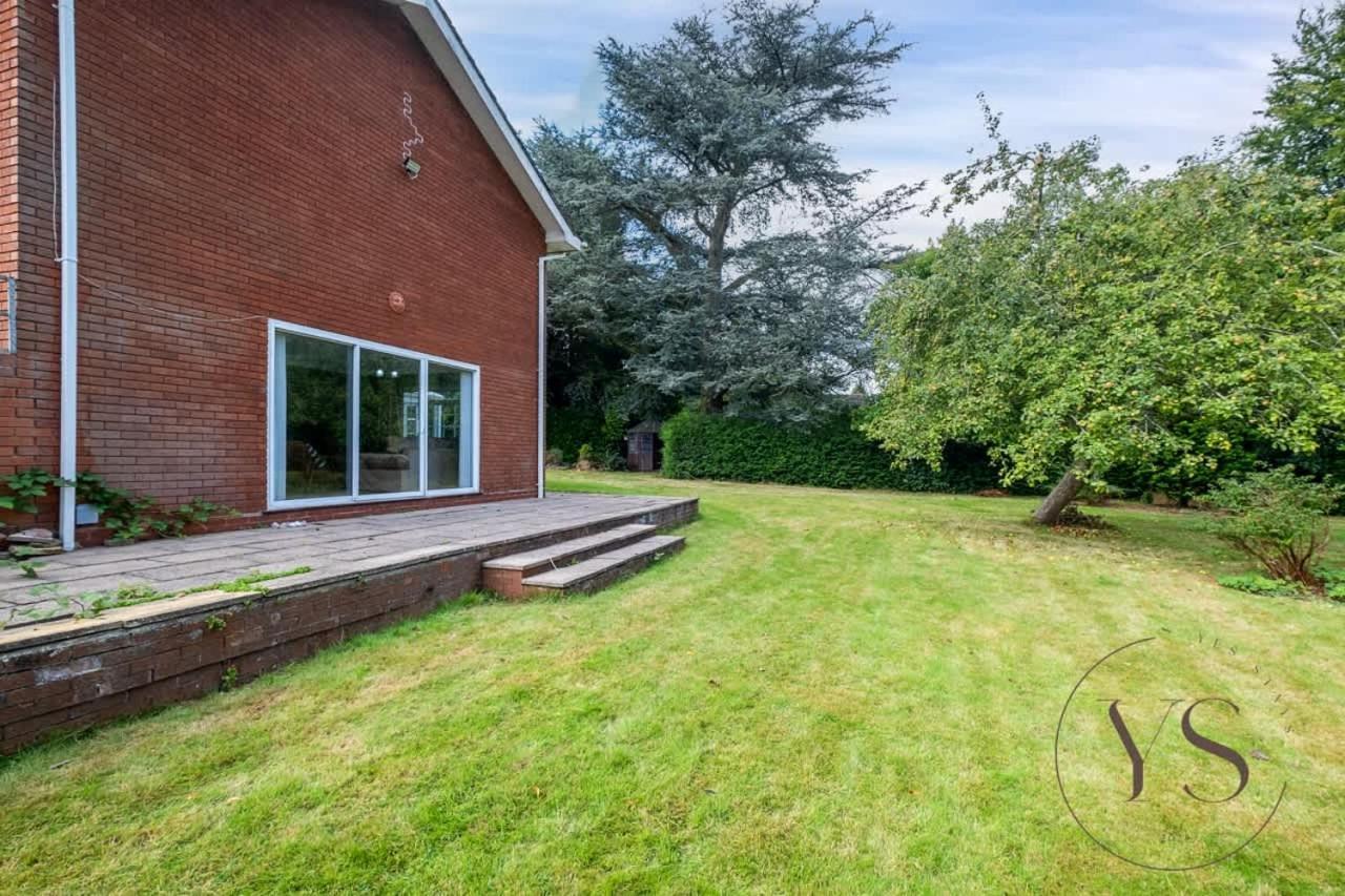 Spacious 6br Sleeps 12 With Stunning Garden Free Parking Holiday home *