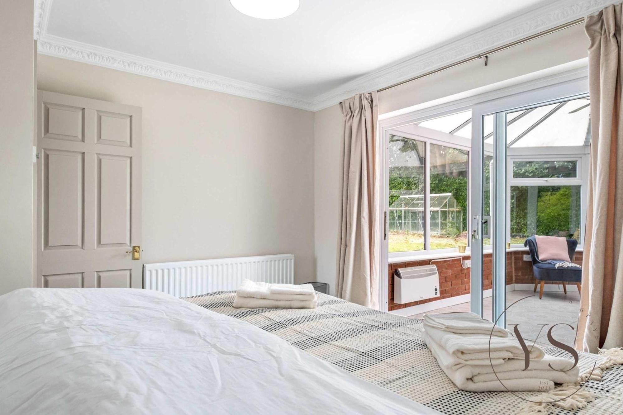Spacious 6br Sleeps 12 With Stunning Garden Free Parking Holiday home Birmingham