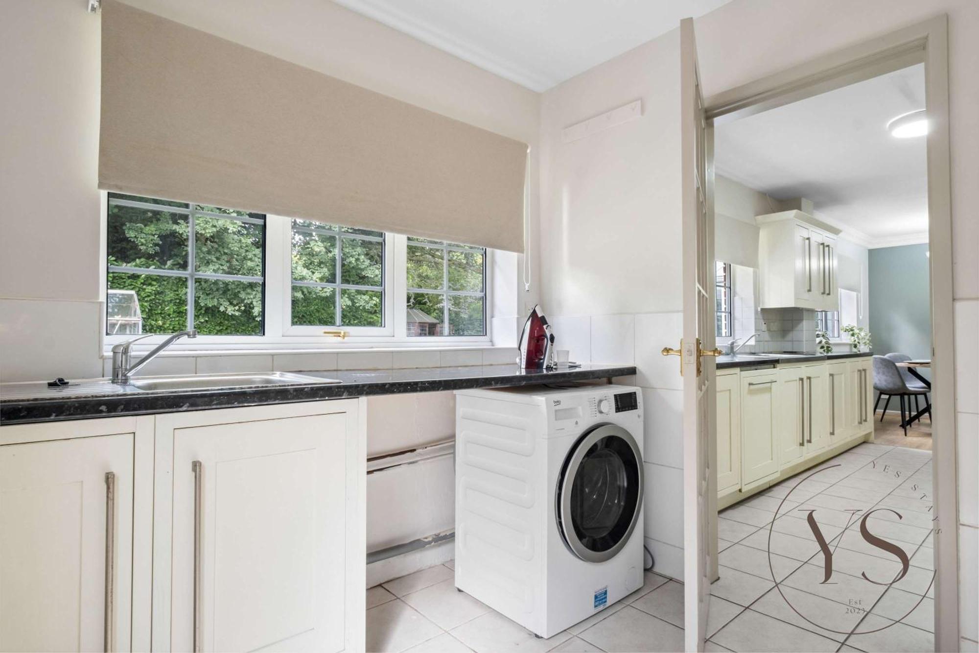 Spacious 6br Sleeps 12 With Stunning Garden Free Parking Holiday home