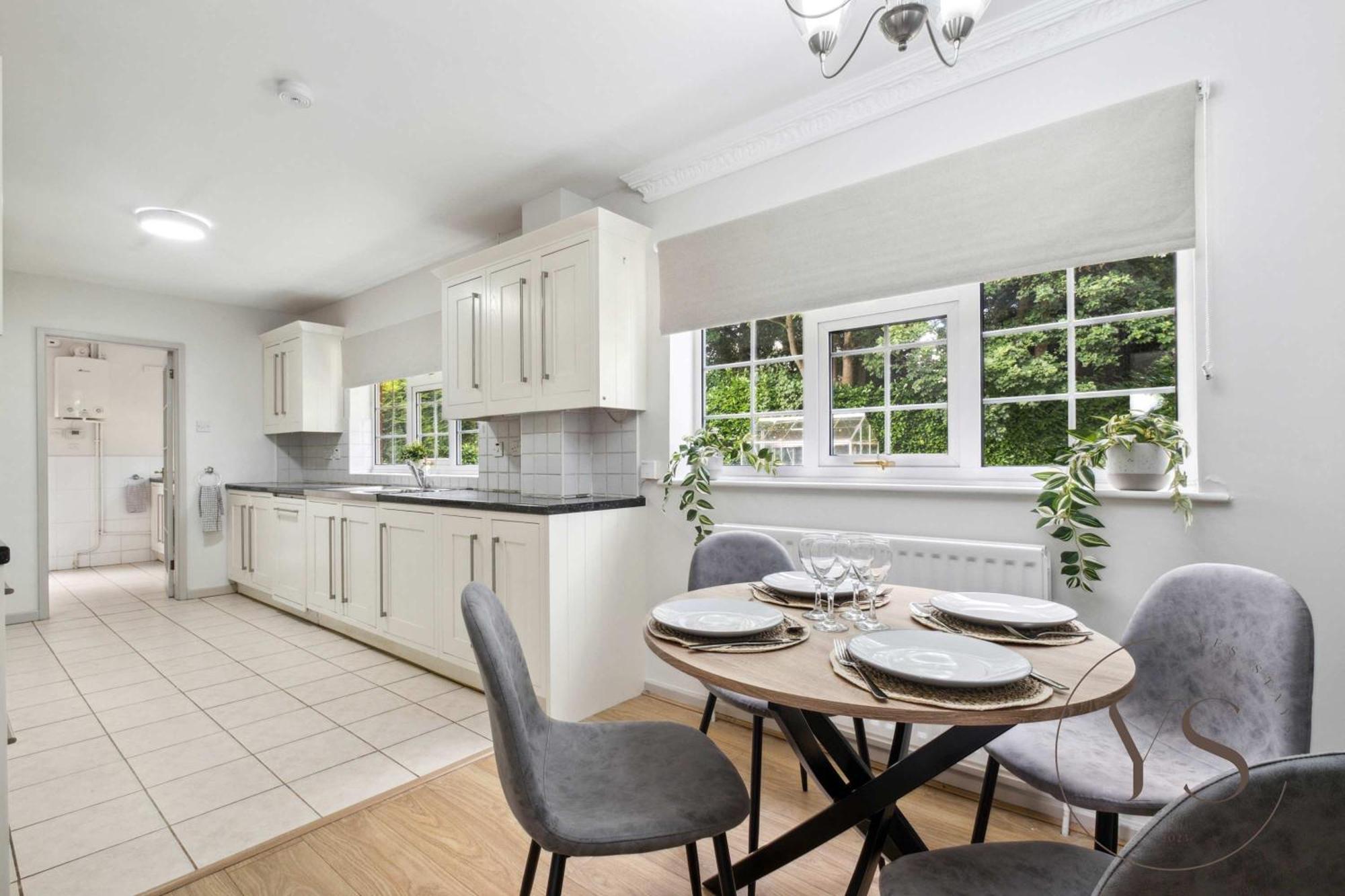 Spacious 6br Sleeps 12 With Stunning Garden Free Parking Holiday home Birmingham