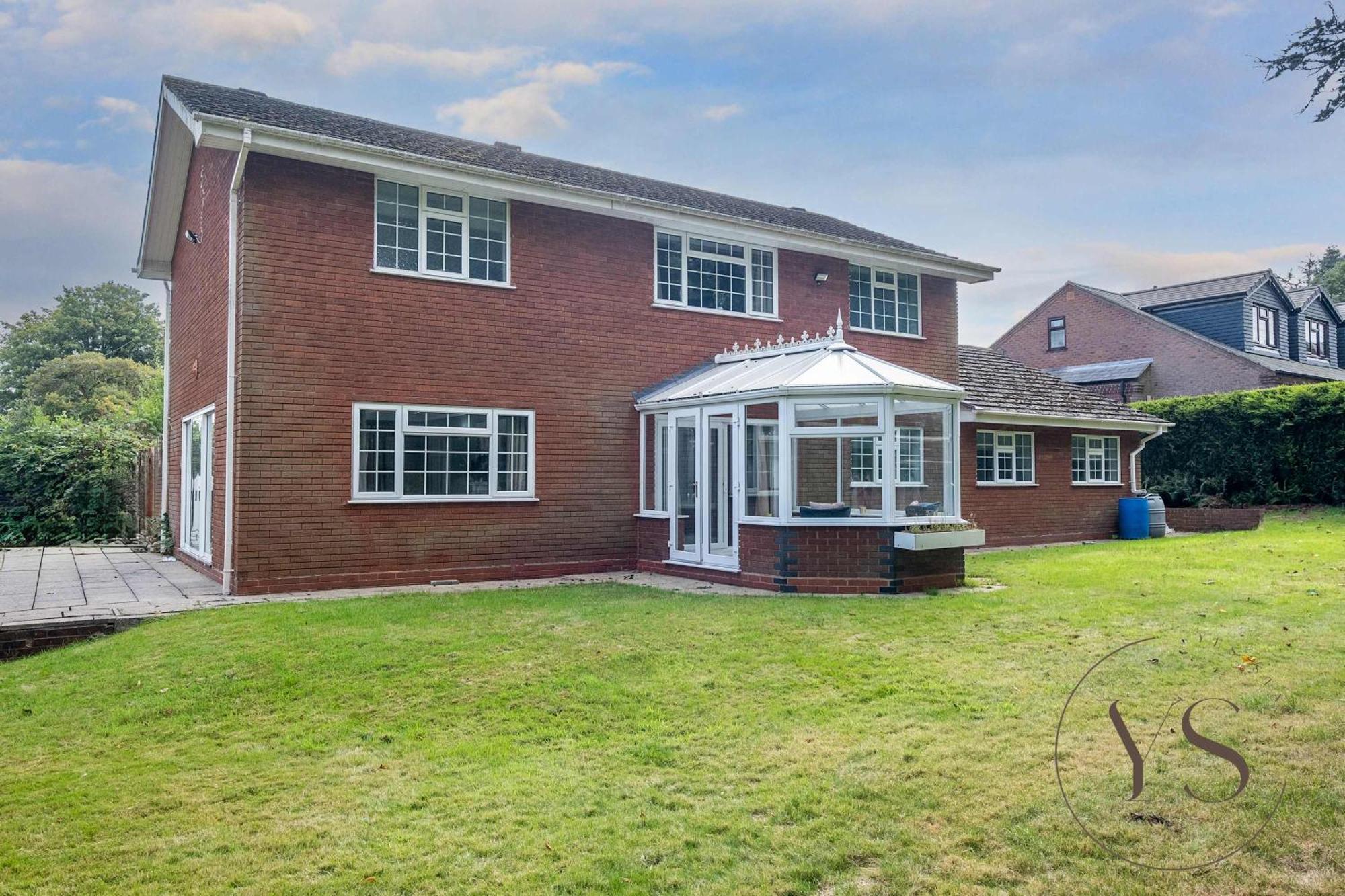 Spacious 6br Sleeps 12 With Stunning Garden Free Parking Holiday home *