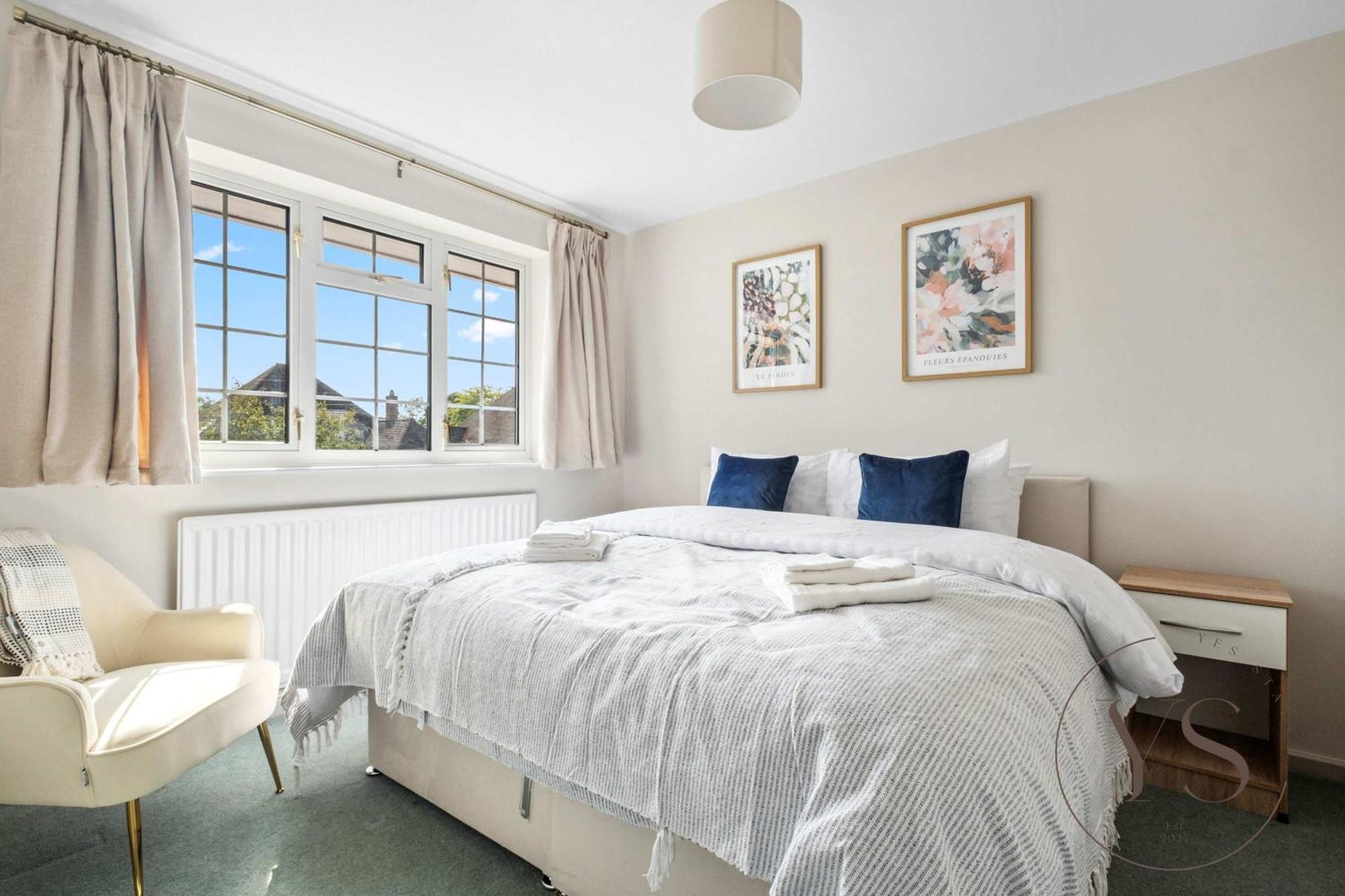 Spacious 6br Sleeps 12 With Stunning Garden Free Parking Holiday home *