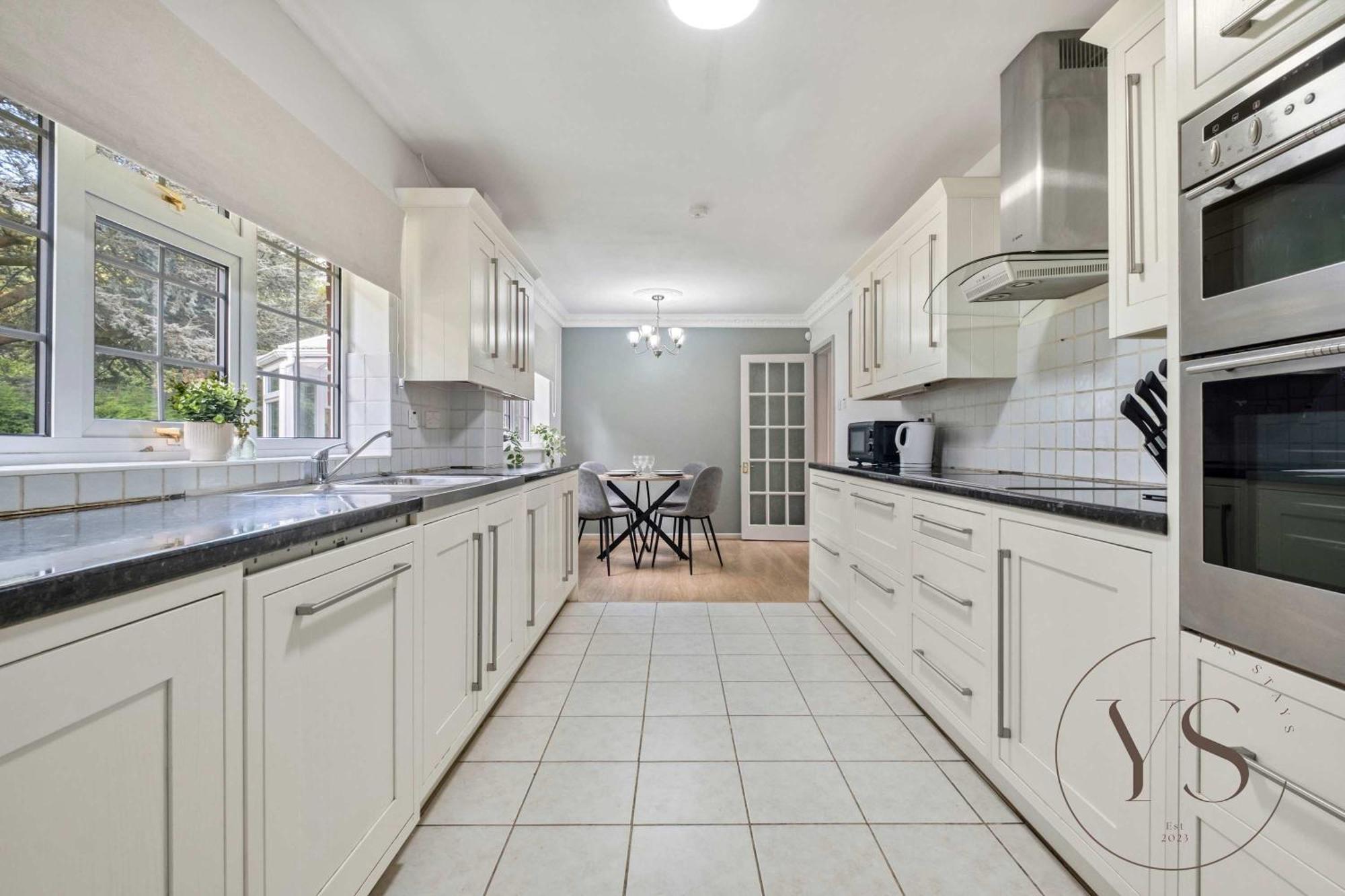 Spacious 6br Sleeps 12 With Stunning Garden Free Parking *